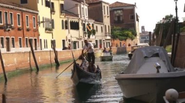 Venedik, İtalya Mayıs 2012 yaklaşık: Venedik, İtalya'üzerinde bir gondol turist.