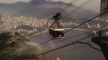 Sugarloaf dağ sisli bir günde Rio de Janeiro, Brezilya artan gondol