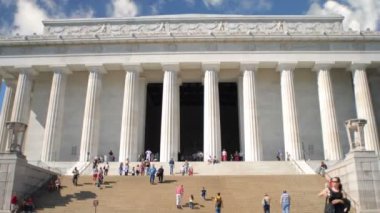 Washington Dc, Amerika Birleşik Devletleri - 2013 yaklaşık: Lincoln Memorial Washington DC, düşük açılı atış ile onun uzun boylu, regal, hızlandırılmış Yunan tarzı mimarisi, turistler ve birçok kişi geliyor beyaz mermer sütun dahil olmak üzere