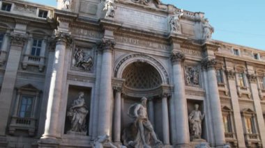 Roma, İtalya küçük çeşme aşağı bir tilt bina bir antik Roma orta çekim.