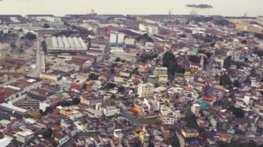 Yavaş hareket kentsel Rio de Janeiro, Brezilya Hava görüntüleri. Hareketli bir helikopterden filme.