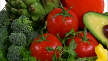 Orta fotoğrafını beyaz ekranda dönen sebze çeşitleri.