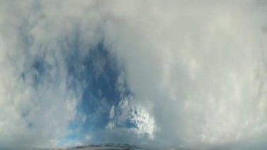 Bulutlar ve gökte bir yağışlı sabahı Utah lens ile hızlandırılmış balıkgözü atış flare