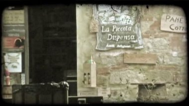 İtalya bir dükkanda yanındaki duvarda asılı işaretleri bir kadeh. Vintage stilize video klip.