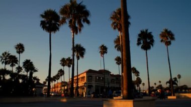 Etrafta dolaşan insanlar ile Newport Beach kapalı bir alışveriş bölgesinin Timelapse.
