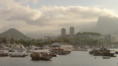 Puslu sabah bir Guanabara Körfezi Rio de Janeiro, Pan tekneler demirli.