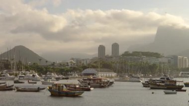 Puslu sabah bir Guanabara Körfezi Rio de Janeiro, Pan tekneler demirli.