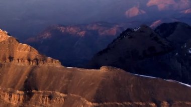 Kırmızı dağların zirveleri karla kaplı Utah ile hava atış
