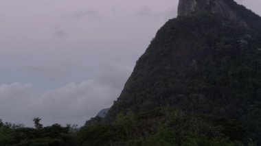 Corcovado Rio de Janeiro, Brezilya yukarıda İsa yukarı doğru kaydırma bir kadeh. Kamera tava çerçevesinin köşesine doğru ve tepeye kadar heykelin üst yaptı. Bulutlar gökyüzü bulutlu olduğu.