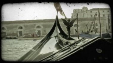 Bir gondol olarak bir çekim Venedik canal yolculukları. Vintage stilize video klip