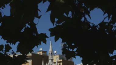 Tilt yaprakları çekim için bir çok aşağı atış antik bir Katedrali