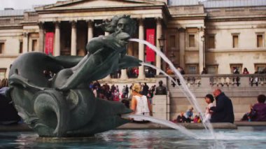 Ekim 2011 yaklaşık - Londra, İngiltere: Su tükürme heykelinin bir adam ve bir çeşme balık Londra National Gallery önünde bulunan sabit yakın. Heykelin üzerine odaklanmıştır.