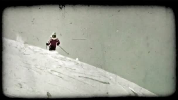 女滑雪穿着粉红色和黑色专业齿轮 滑雪板在慢动作下山粉雪覆盖着蓝蓝的天空 在背景中 复古风格化视频剪辑 — 图库视频影像