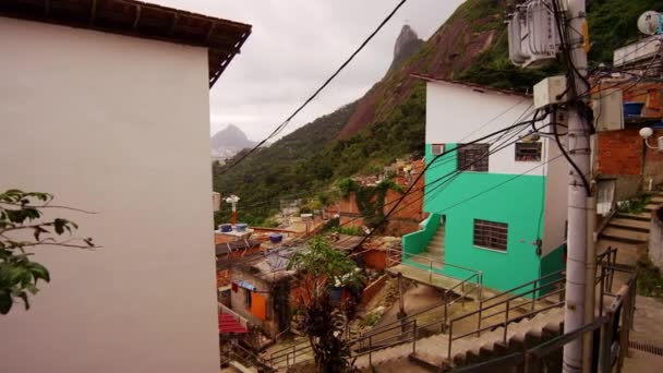 里约热内卢 2013年6月23日 慢动作多利拍摄贫民窟社区 因为摄像师走下楼梯 有人看见一个男人爬楼梯 朝摄像机望去 — 图库视频影像