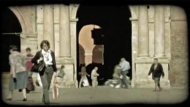Zaman Atlamalı Insanların Talyan Plaza Vintage Stilize Video Klip — Stok video