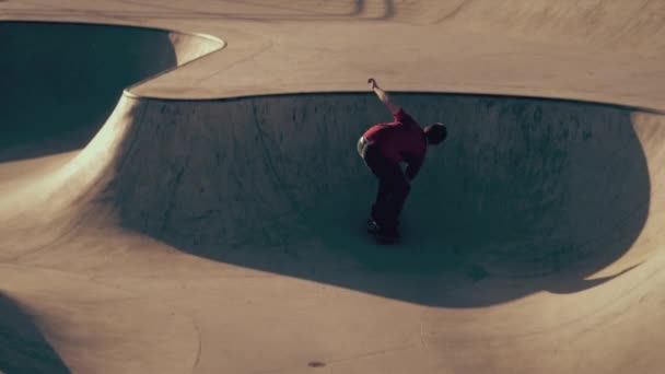 스케이트 보더의 360 떨어지는 경사로에서 나오고 공중에서 회전하고 내리고 보드에서 — 비디오