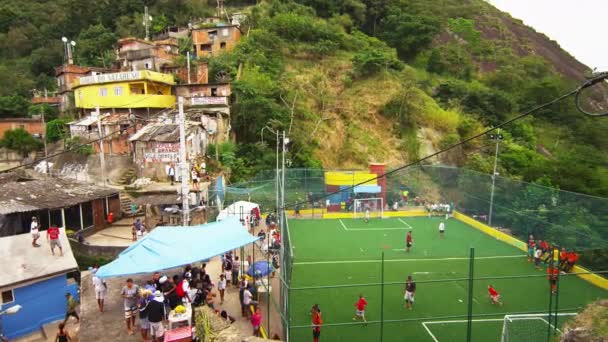 Рио Жанейро Бразил Июня Отслеживающий Снимок Футбольных Болельщиков Сидящих Перилах — стоковое видео