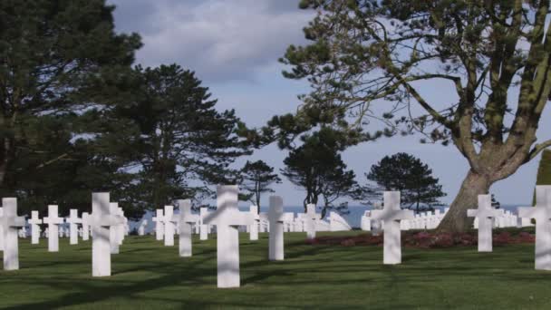 ノルマンディー フランスのアメリカ軍墓地の穏やかなショット 背景に見える海 — ストック動画