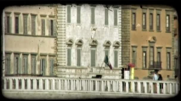 Tiro Pessoas Atravessar Uma Ponte Itália Vintage Clipe Vídeo Estilizado — Vídeo de Stock
