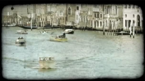 パンは イタリア ベニスのいくつかのイタリアのモーター ボートの左 ビンテージの様式化されたビデオ クリップ — ストック動画