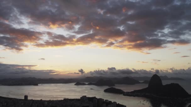 Een Neerwaartse Panning Shot Van Baai Stad Van Rio Janeiro — Stockvideo
