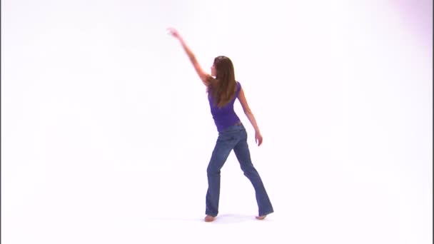 Fille Sur Fond Blanc Dansant Dans Une Chemise Violette Jean — Video