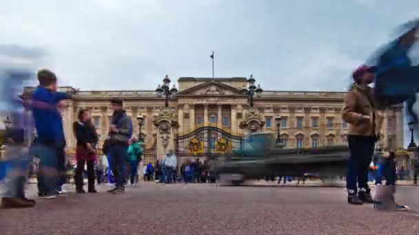 白金汉宫在伦敦与旅游者参观它在伦敦 英国的伦敦 大约在 2011 — 图库视频影像