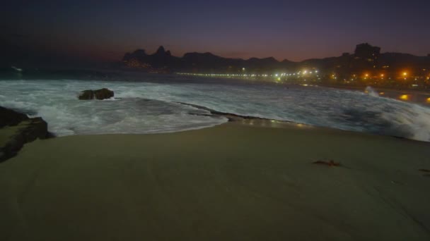 Slow Motion Pan Links Van Golven Stroomt Ipanema Beach Met — Stockvideo