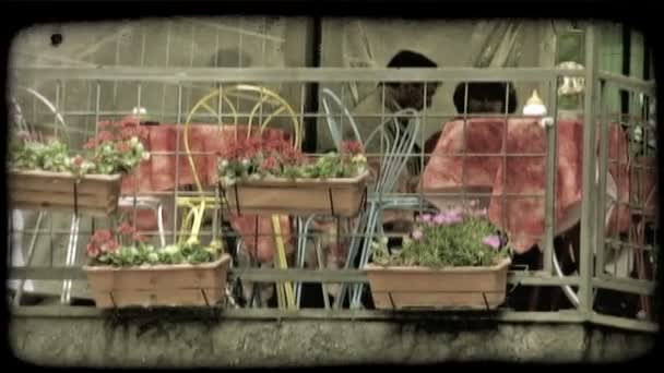 Una Foto Sillas Mesas Flores Patio Café Italiano Vintage Clip — Vídeo de stock