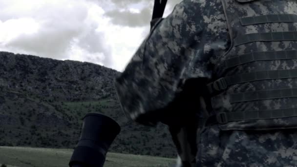 Zeitlupenaufnahmen Von Soldaten Die Mörsergranaten Laden Und Abfeuern Grüne Baskenmütze — Stockvideo