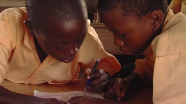 Afrika Kenia August 2010 Mittlere Aufnahme Von Kindern Klassenzimmer — Stockvideo