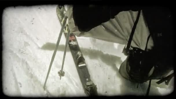 Skiër Het Dragen Van Professionele Uitrusting Zet Zijn Ski Zijn — Stockvideo