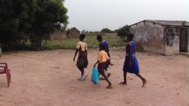 Afrika Kenia Circa Augustus 2010 Wide Shot Van Kinderen Tussen — Stockvideo