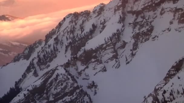 Panning Tiro Aéreo Picos Montanha Cobertos Neve Utah — Vídeo de Stock