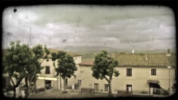 空に嵐の雲を持つイタリアの家やアパートの建物の広いショットをロックダウン ヴィンテージ様式化ビデオクリップ — ストック動画