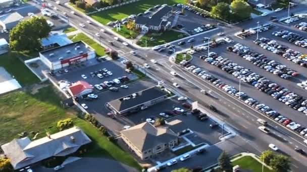 Antenn Skott Gymnasiet Och Fotbollsplan Utah Parkeringen Full Parkerade Bilar — Stockvideo