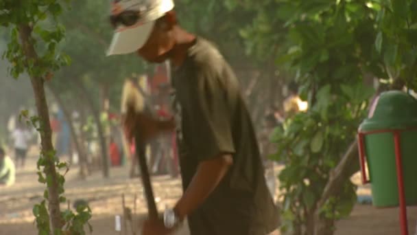 Bali Indonesia Circa 2013 Mediana Toma Personas Barriendo Playa — Vídeos de Stock