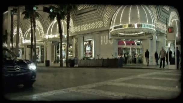 Pan Las Vegas Alten Innenstadt Streifen Der Nacht Mit Lichtern — Stockvideo
