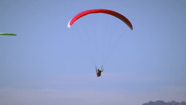 Een Paraglider Vliegt Lucht Met Bergen Verte Een Delta Zweefvliegtuig — Stockvideo