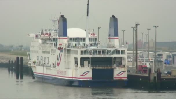 Schot Van Een Zee Veerboot Bij Een Jachthaven Dok Frankrijk — Stockvideo