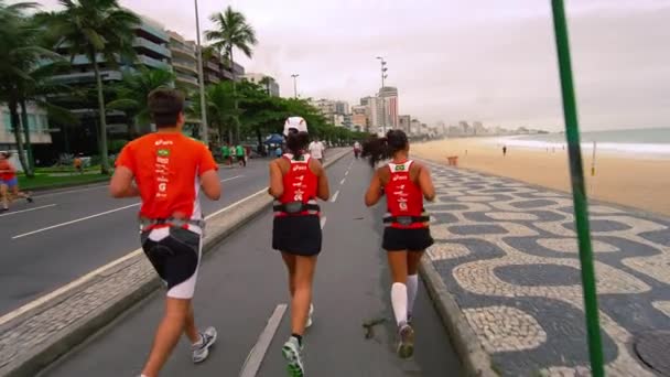 Rio Janeiro Brasilien Juni 2013 Långsam Tracking Shot Tre Löpare — Stockvideo