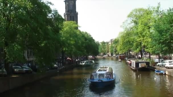 Amsterdam Bir Tur Teknesi Için Bir Kuleden Aşağı Atış Tilt — Stok video