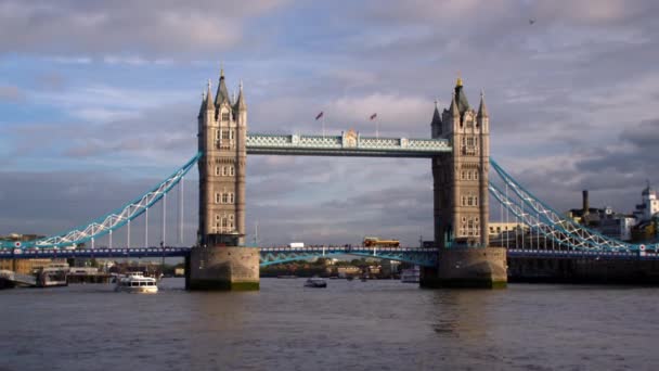Gran Barco Pasa Bajo Tower Bridge Río Támesis Londres Inglaterra — Vídeos de Stock
