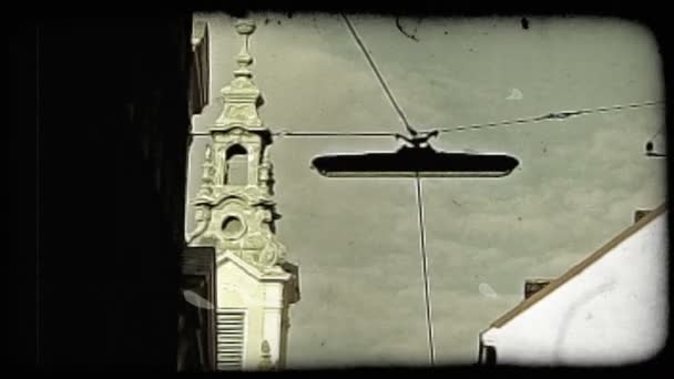 ウィーンの街路灯の背後にある教会の尖塔のショット ビンテージの様式化されたビデオ クリップ — ストック動画