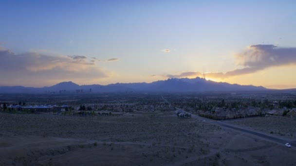Napnyugtakor Hegyek Távolban Mint Város Las Vegas Zoom Objektív Flare — Stock videók