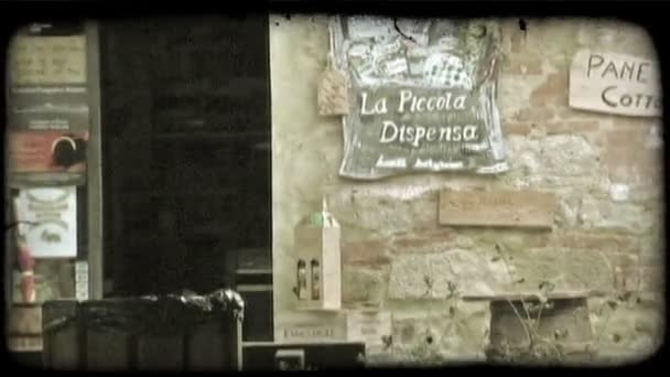 Skott Skyltar Som Hänger Vägg Intill Butik Italien Vintage Stiliserade — Stockvideo