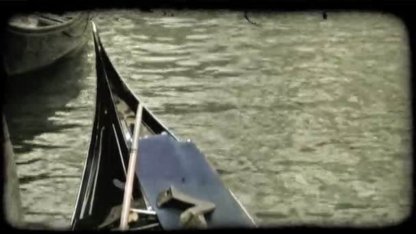 ゴンドラのショットは ヴェネツィアの Dock に関連付けられています ビンテージの様式化されたビデオ クリップ — ストック動画