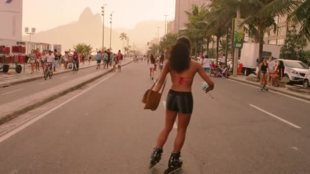 夕暮れ時に Avenida Vieira ソウトをブラジルの女の子ローラーブレードのリオ ジャネイロ ブラジル 2013 スローモーション トラッキング ショット — ストック動画