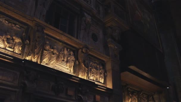 ミラノ イタリアの教会の天井および汚れのガラス窓のワイド ショット ローアングル — ストック動画
