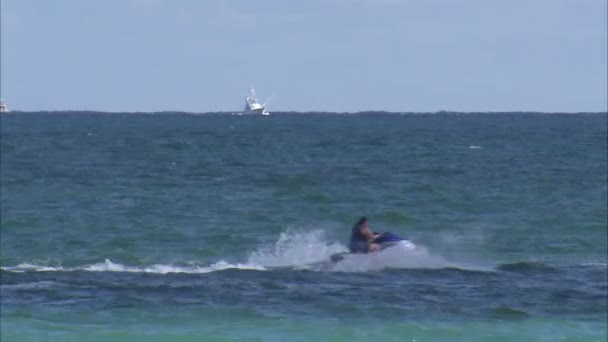 Okyanusta Geçirerek Waverunners Fotoğrafını — Stok video